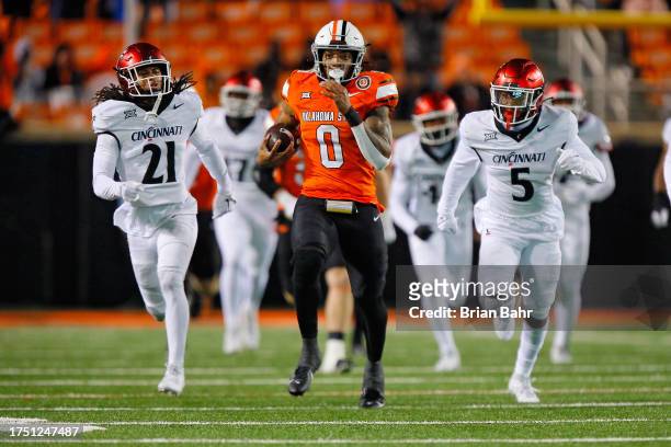 Running back Ollie Gordon II of the Oklahoma State Cowboys sprints for a 75-yard touchdown against defensive back Kalen Carroll and safety Kendal...