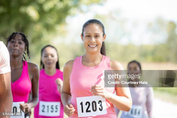 乳がんに対する意識を高めるチャリティーレースに参加する中年女性 - 40 49 years ストックフォトと画像