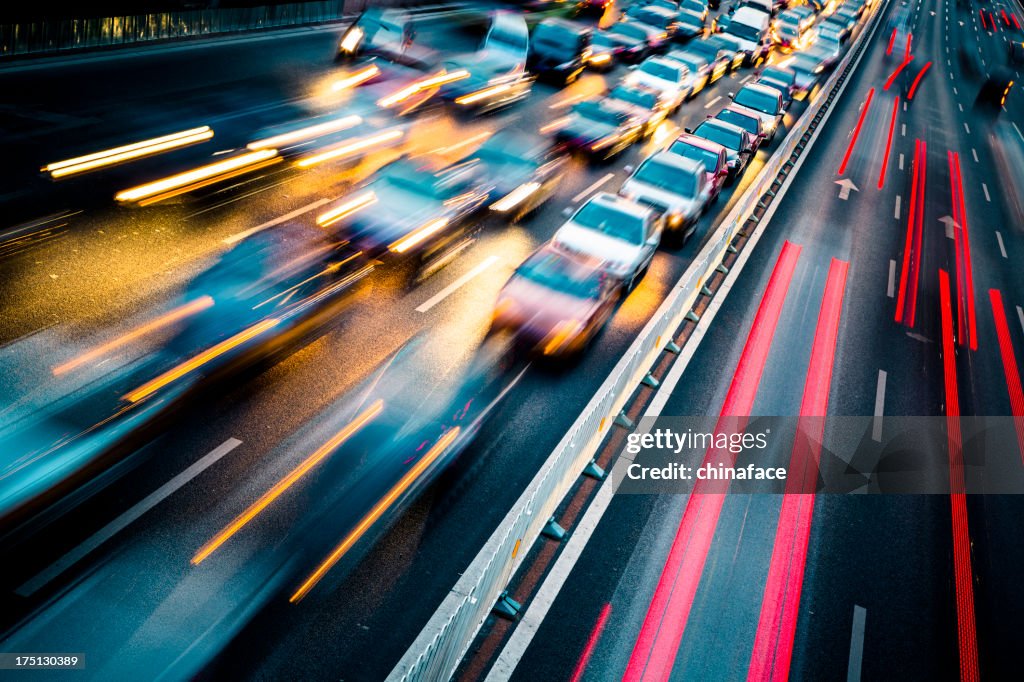 Verkehr in der Stadt bei Nacht