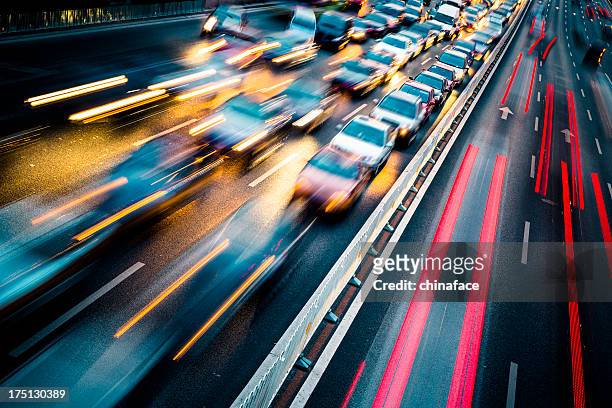traffico in città di notte - autostrada foto e immagini stock