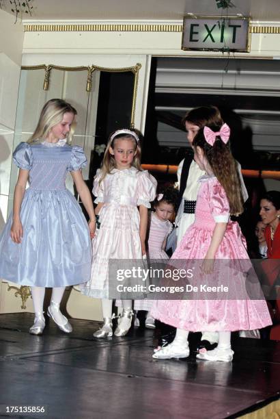 Elizabeth Scarlett Jagger , daughter of Jerry Hall and Mick Jagger, and other children in 1990 ca. In London, England.