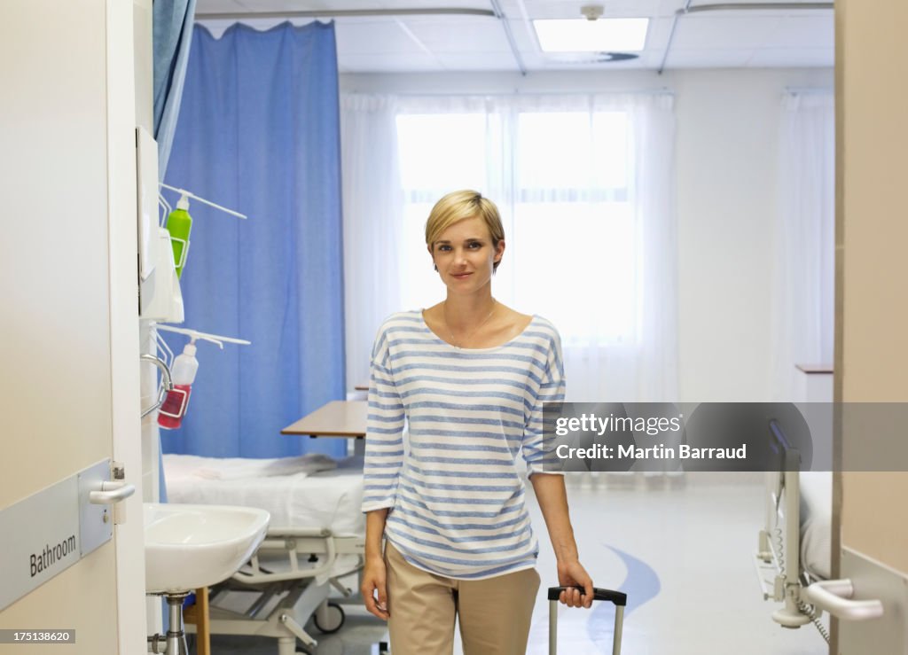 Doente WheelingCity in Wielkopolska Poland bagagem do quarto de hospital