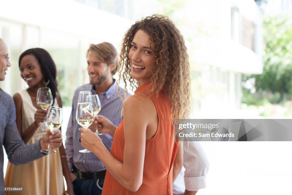 Mulher sorridente em Festa