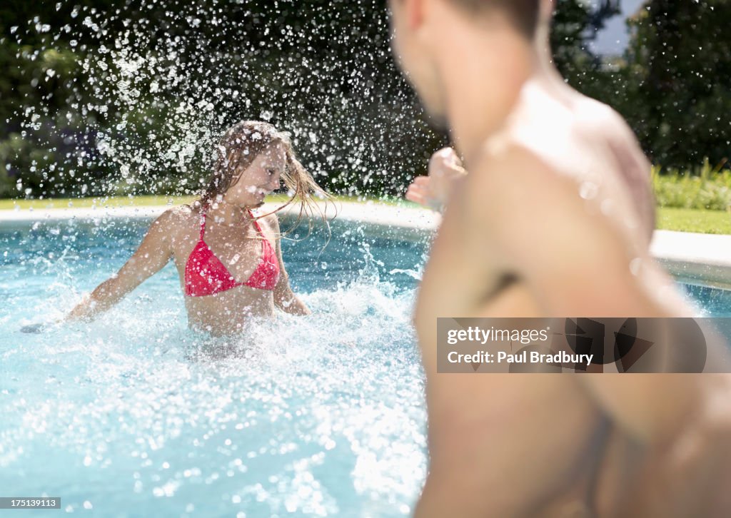 Casal brincando na piscina