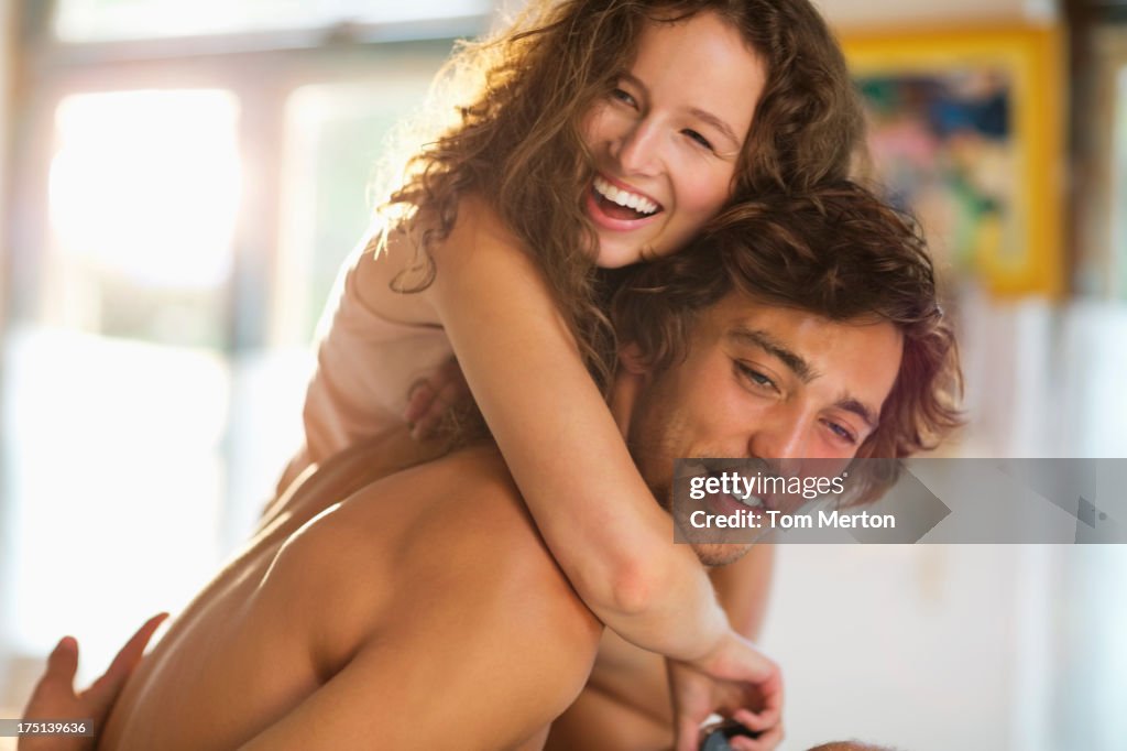 Casal agarrar no Quarto de Dormir