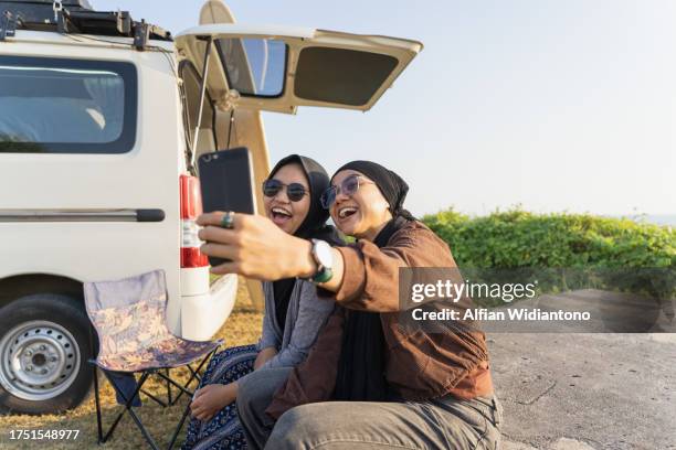 young people camper van - indonesischer archipel stock-fotos und bilder