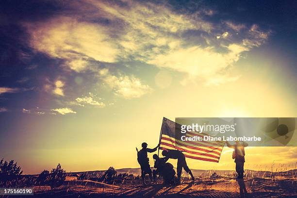 wwii soldaten der erhöhung der amerikanischen flagge bei sonnenuntergang - armed forces stock-fotos und bilder