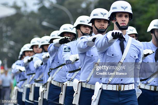 Desfile cívico-militar em homenagem aos heróis da Revolução Constitucionalista de 1932, realizado em 9 de Julho em frente ao Parque do Ibirapuera em...