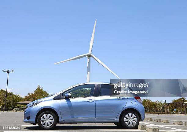 wind turbine and a car - seide photos et images de collection