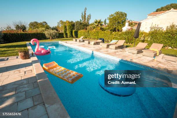 amigos diversos en una fiesta en la piscina de la villa - fiesta de piscina fotografías e imágenes de stock
