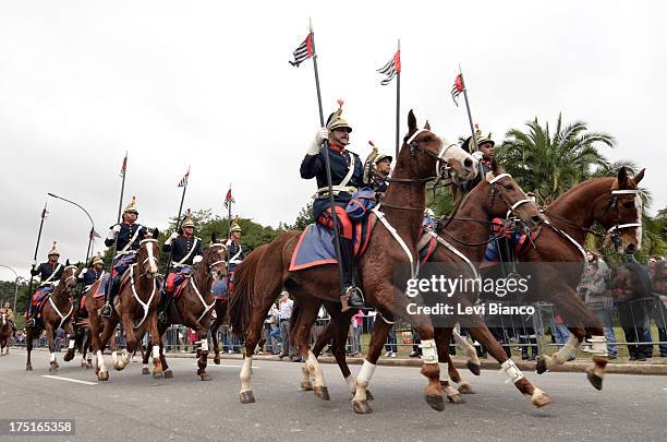 Desfile cívico-militar em homenagem aos heróis da Revolução Constitucionalista de 1932, realizado em 9 de Julho em frente ao Parque do Ibirapuera em...