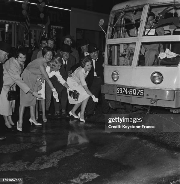 Arrosage du faubourg-Saint-Honoré au parfum par un véhicule de nettoyage lors de la fête des vitrines à Paris, le 1er juin 1960.