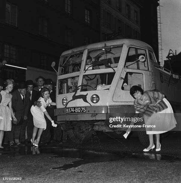 Arrosage du faubourg-Saint-Honoré au parfum par un véhicule de nettoyage lors de la fête des vitrines à Paris, le 1er juin 1960.