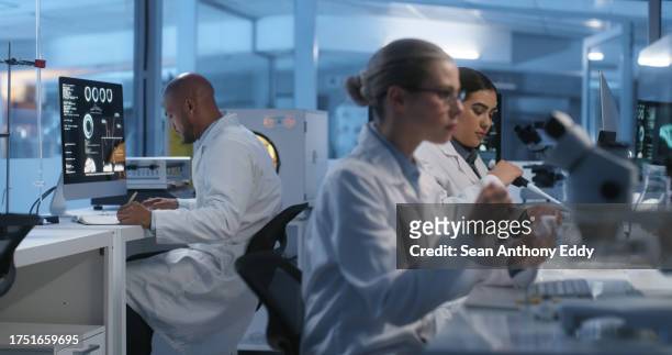 科学研究所、研究女性、チームは、ヘルスケアの革新、開発、または調査に取り組んでいます。ラボの人々、共同研究グループ、科学者の評価、問題解決または製薬研究 - clinical study ストックフォトと画像