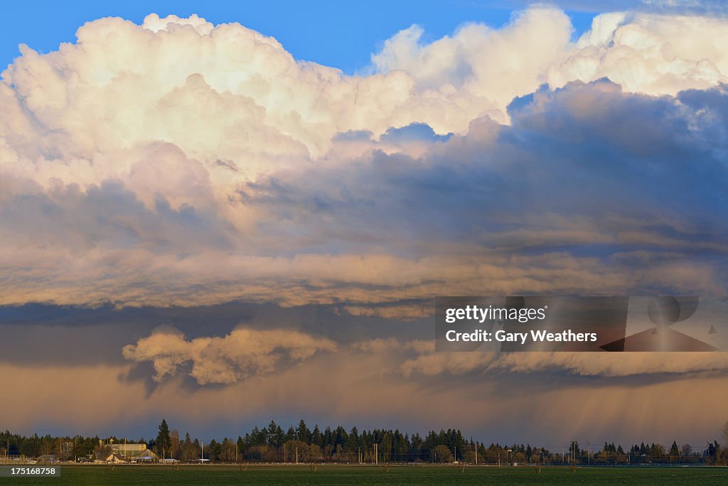 USA, Oregon, Willamette Valley, View at storm cloud