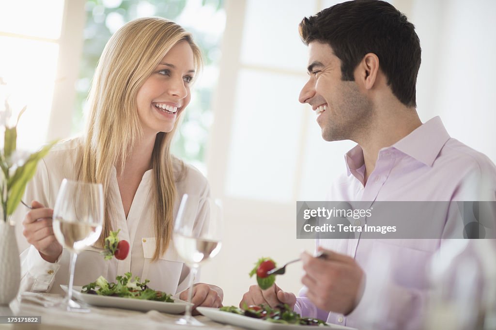 USA, New Jersey, Jersey City, Couple eating dinner in restaurant