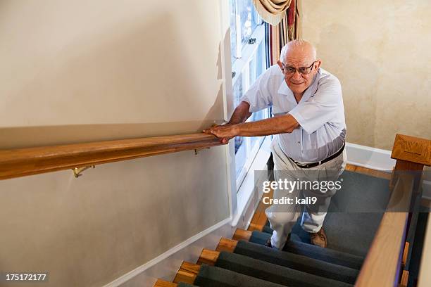 hombre mayor subir las escaleras - escalón y escalera fotografías e imágenes de stock