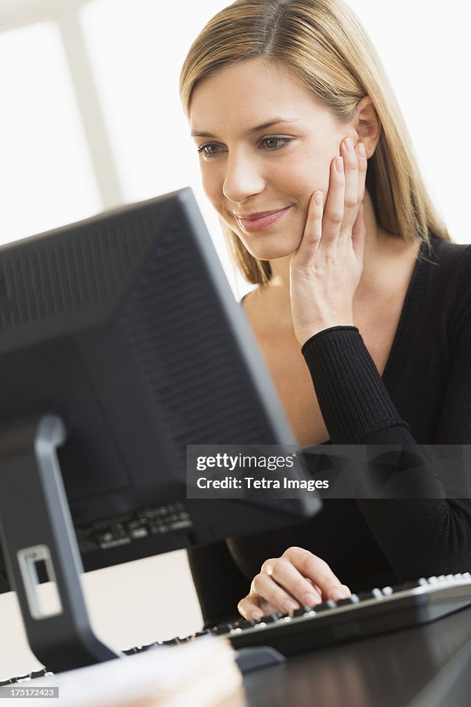 USA, New Jersey, Jersey City, Business woman looking at computer