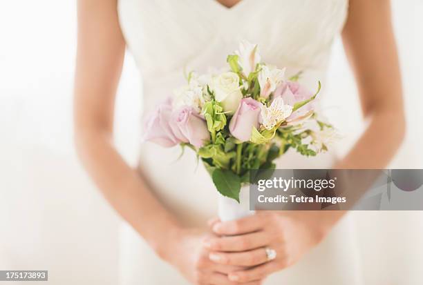 bride holding bouquet - bride holding bouquet stock pictures, royalty-free photos & images