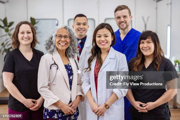 gruppe von medizinern posiert für porträt - ostasiatischer abstammung stock-fotos und bilder