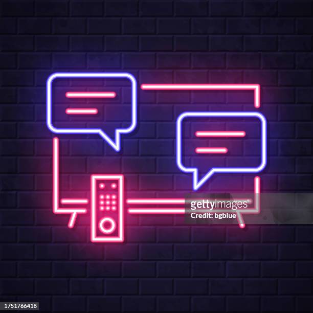 fernseher mit chat-sprechblasen. leuchtende neon-ikone auf backsteinwandhintergrund - neon speech bubble stock-grafiken, -clipart, -cartoons und -symbole