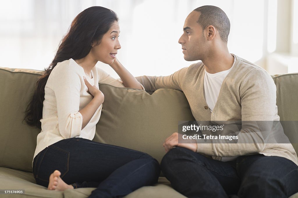 USA, New Jersey, Jersey City, Young couple sitting on couch