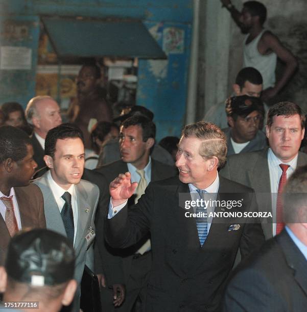 Prince Charles of England , greets the crowd upon his arrival in Rio de Janeiro, Brazil, 04 March 2002. Charles de Inglaterra, principe de Gales ,...