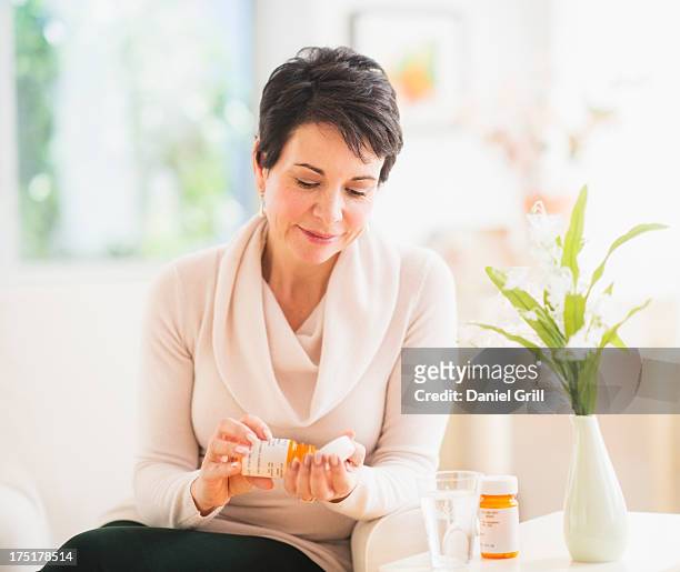 usa, new jersey, jersey city, portrait of mature woman taking pills - pillen nemen stockfoto's en -beelden