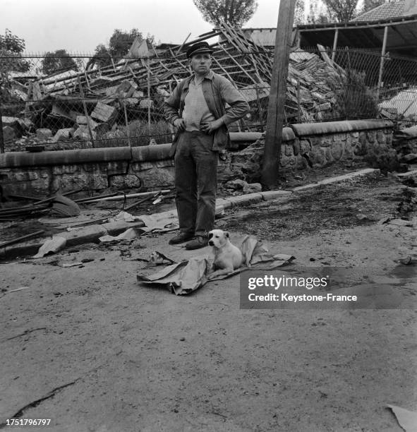 Rescapé devant une maison en ruine après l'effondrement des carrières de Clamart et d'Issy-les-Moulineaux, le 1er juin 1961.