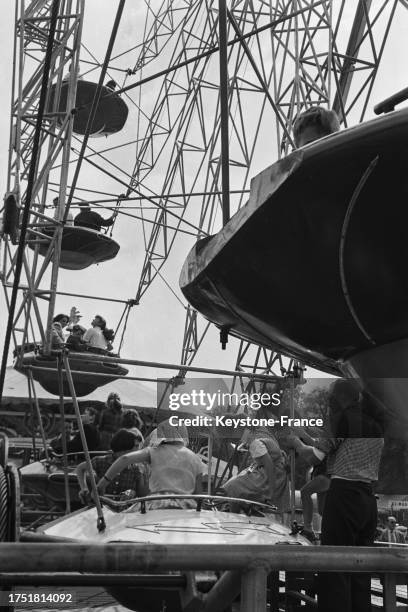 Grande roue dans une fête foraine organisée pour les enfants sur l'esplanade des Invalides à Paris, le 24 mai 1956.