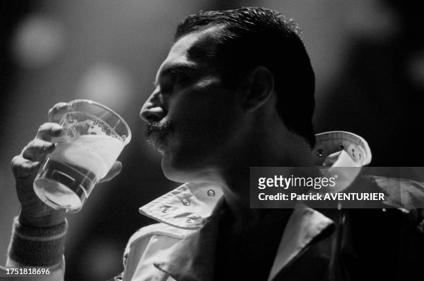 Freddie Mercury, chanteur du groupe Queen lors d'un concert au Palais des Sports de Paris Bercy le 18 septembre 1984