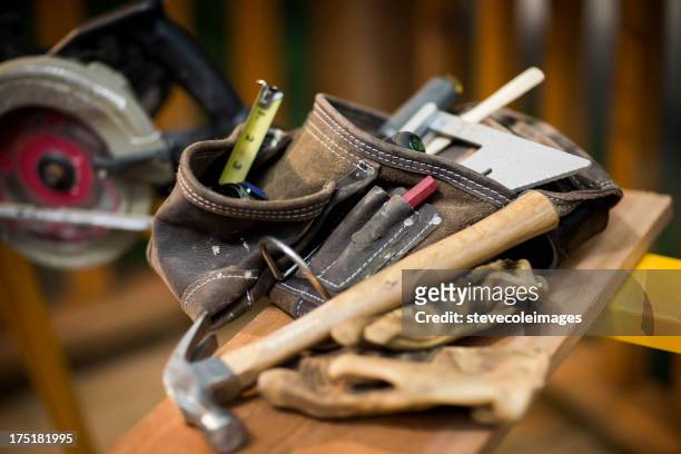 strumenti di carpenteria in legno su tavola di legno. - cintura per gli attrezzi foto e immagini stock