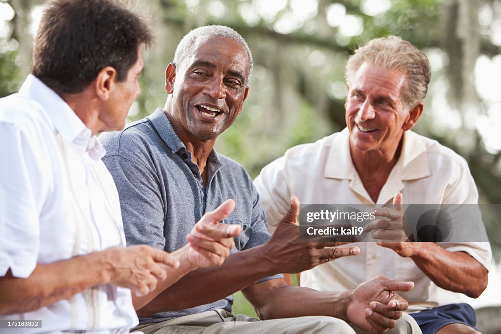 Multiétnico hombres hablando