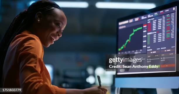 geschäft, computerbildschirm und schwarze frau mit börse, schreiben und verbindung mit internet, finanzen und sparen. afrikanische person, investor oder trader mit pc, digitaler app und fintech mit informationen - market stock-fotos und bilder