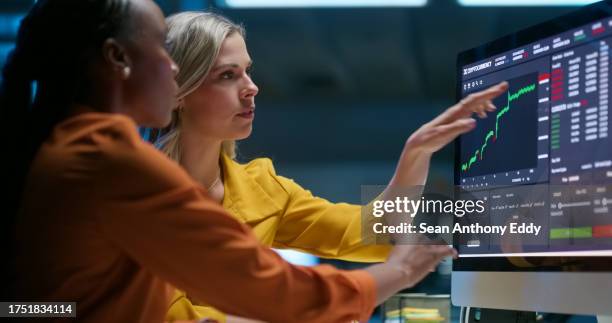 business people, computer and screen with stock market, teamwork and connection with internet, trading and charts. staff, investor and women with a pc, cooperation and fintech with finance and graphs - tecnologia financeira imagens e fotografias de stock