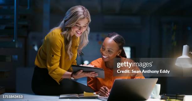 empresarios, trabajo en equipo y tableta para investigación nocturna, resultados de análisis de datos, comparación multimedia y planificación. mujeres profesionales o gestoras con tecnología digital, feliz reportaje y propuesta - solucion fotografías e imágenes de stock
