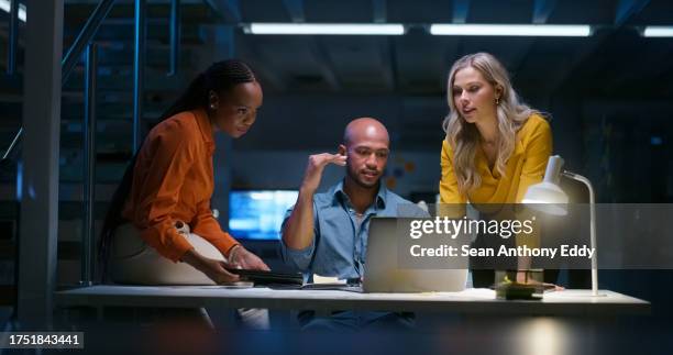 geschäftsleute, teamwork und laptop in der nachtplanung, wachstumsstrategie und -steigerung, datenanalyse oder ergebnisse. professionelle analysten, manager oder frauen, die informationen oder statistikberichte auf dem computer lesen - datenwissenschaftler stock-fotos und bilder