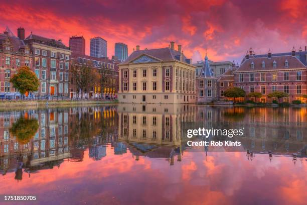 mauritshuis and binnenhof in the hague reflected in the hofvijver after sunset - the mauritshuis stock pictures, royalty-free photos & images