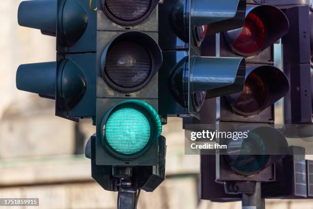 green traffic light - ampel stock-fotos und bilder