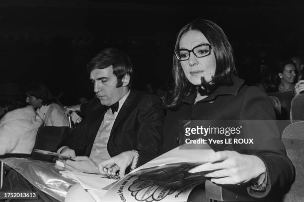 Nana Mouskouri et son mari Yorgos Petsilas lors du concert de Joe Dassin à l'Olympia de Paris le 23 octobre 1969