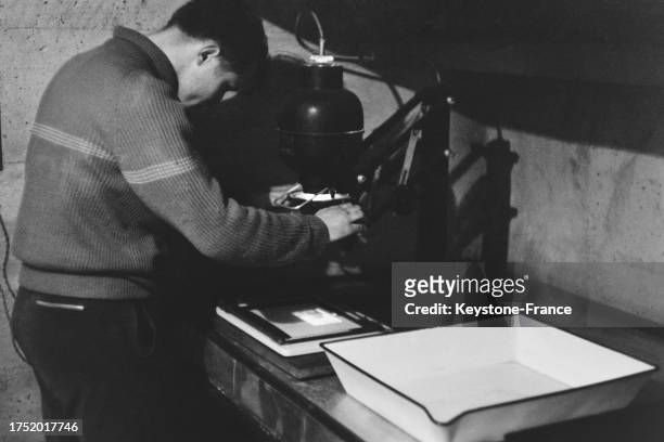 Plongeur se préparant pour inspecter les piliers du pont des Invalides à Paris, le 28 janvier 1955.