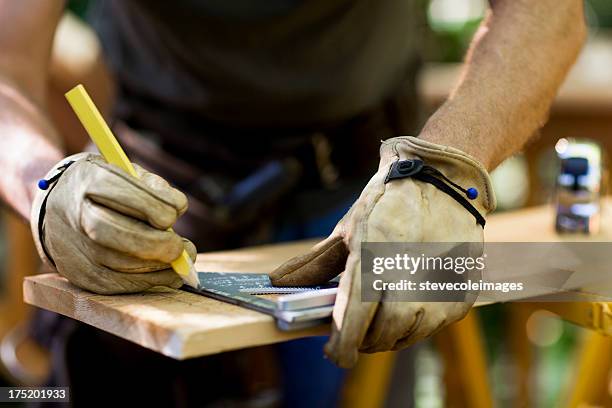 carpenter messen aus holz plank. - arbeitshandschuhe stock-fotos und bilder