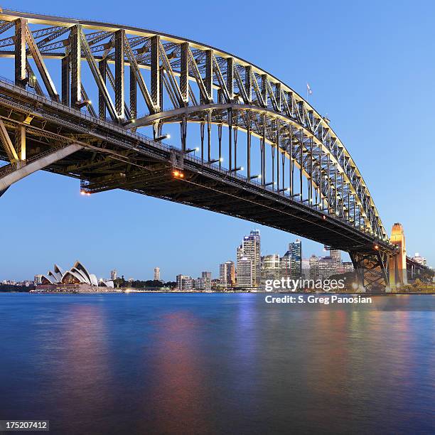 sydney harbor bridge bei nacht - hafenbrücke von sydney stock-fotos und bilder