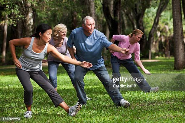 tai chi classe - taijiquan foto e immagini stock