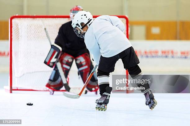little league kinder roller hockey-training - eishockey tor stock-fotos und bilder