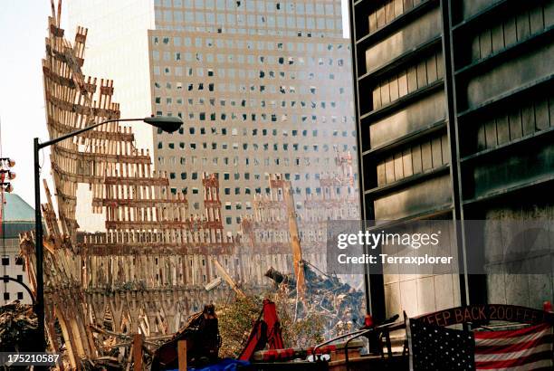 world trade center schutt - 911 twin towers stock-fotos und bilder