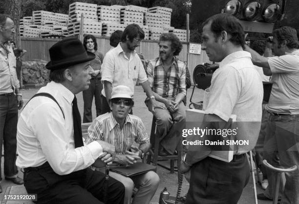 Yves Montand, Claude Pinoteau et Claude Brasseur sur le tournage du film 'Le Grand Escogriffe' à Rome, en juin 1976.