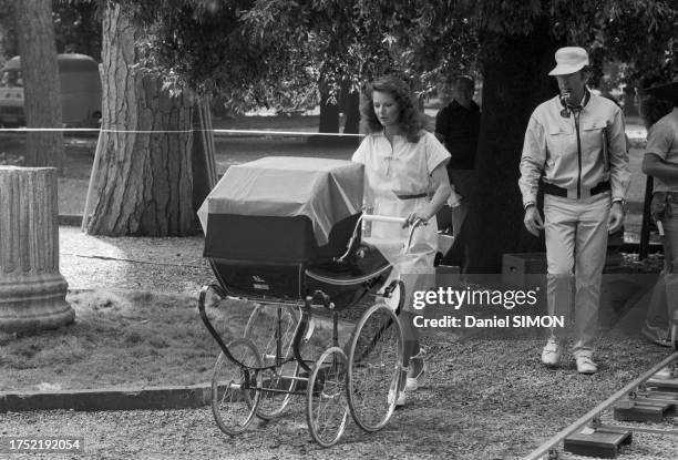 Agostina Belli et Claude Pinoteau sur le tournage du film 'Le Grand Escogriffe' à Rome, en juin 1976.