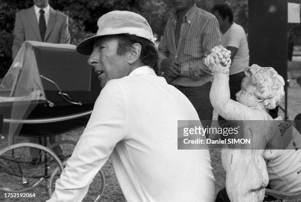 Claude Pinoteau sur le tournage du film 'Le Grand Escogriffe' à Rome, en juin 1976.