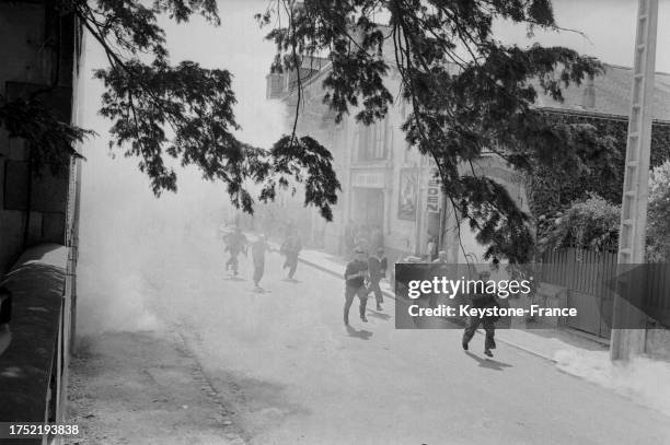 Gaz lacrymogène lancé dans une manifestation paysanne à Pontivy, en juin 1961.